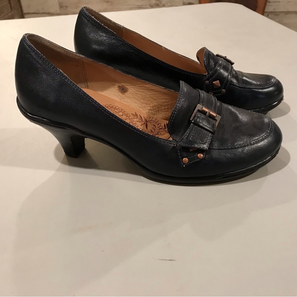 NWOT Sofft Navy Leather Pump. 8.5W.  2.5” Heel. Brass Look Toe Buckle